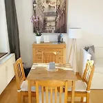 Cosy Studio, Sunny Balcony In It-district Neustadt