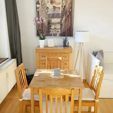 Cosy Studio, Sunny Balcony In It-district Neustadt